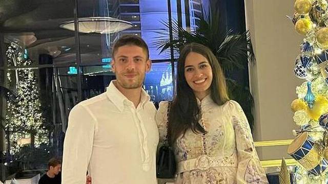 Andrej Kramarić i supruga Mia pozirali ispred božićnog drvca: Pridružio im se i sinčić Viktor