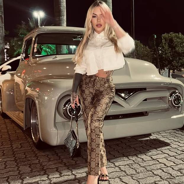 FOTO Slikala se gola na snijegu i riskirala zdravlje zbog fanova: 'Završila sam na hitnoj...'