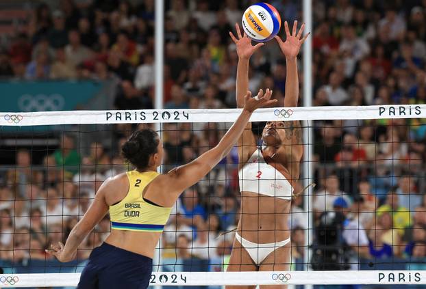 Beach Volleyball - Women's Gold Medal Match - Brazil vs Canada (Ana Patricia/Duda vs Melissa/Brandie)