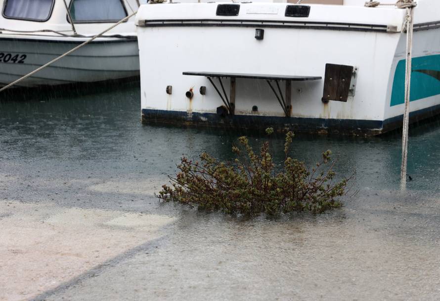 Šibenik: Jugo potopilo Dolac, cijela riva je pod morem