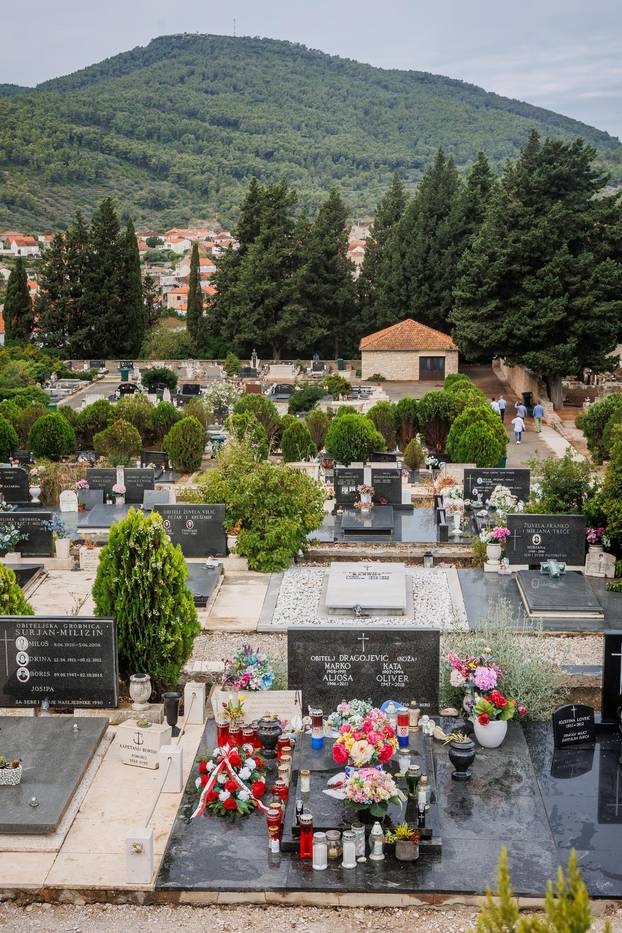 Vela Luka: Polaganje vijenaca na grobu Olivera Dragojevića povodom godišnjice smrti