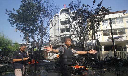 Najmanje devetero poginulo u napadu bombaša na tri crkve