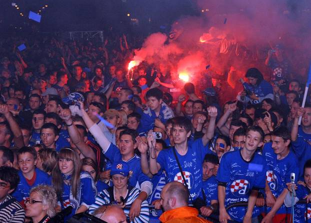 ARHIVA - Nogometaši Dinama na Trgu bana Jelačića s navijačima proslavili naslov prvaka Hrvatske, 19.05.2007.