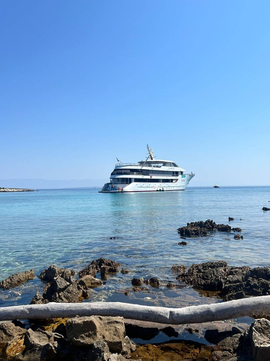 Nevjerojatne scene s Molata: 'Dobro da kruzer nisu privezali u plićak. Pa ovo je sramotno!'