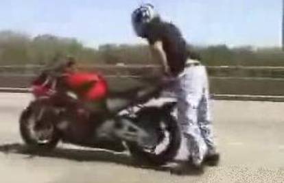 Muškarac izvodio opasne trikove jureći na motoru