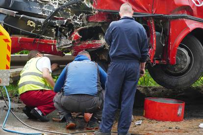 FOTO Stravične scene iz Srbije: Poginuo vozač (34) džipa, zabio se u autobus, ozlijeđeno 37 ljudi