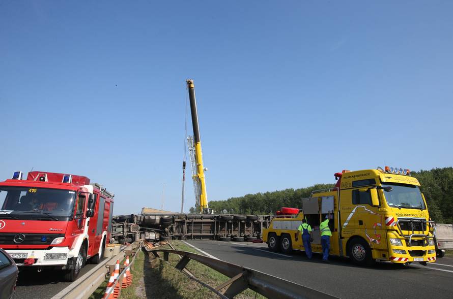 Kaos na obilaznici: Šleper se prevrnuo, uklanjaju ga s ceste