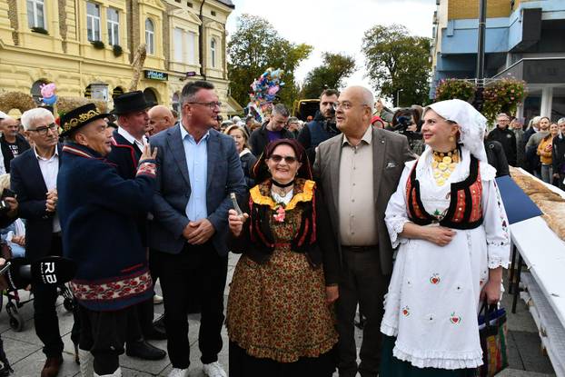 FOTO Slavonski Brod oborio rekord: Na Pogačafestu ispekli pogaču dugačku 20 metara!
