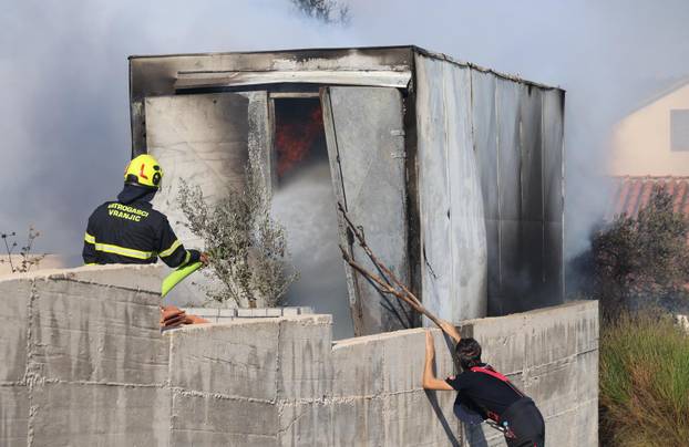 Požar u Vinišću stavljen pod kontrolu, policija istražuje uzrok