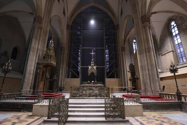 Zagreb: Andrej Plenković i mons. Dražen Kutleša obišli i razgledali obnovljenu unutrašnjost katedrale