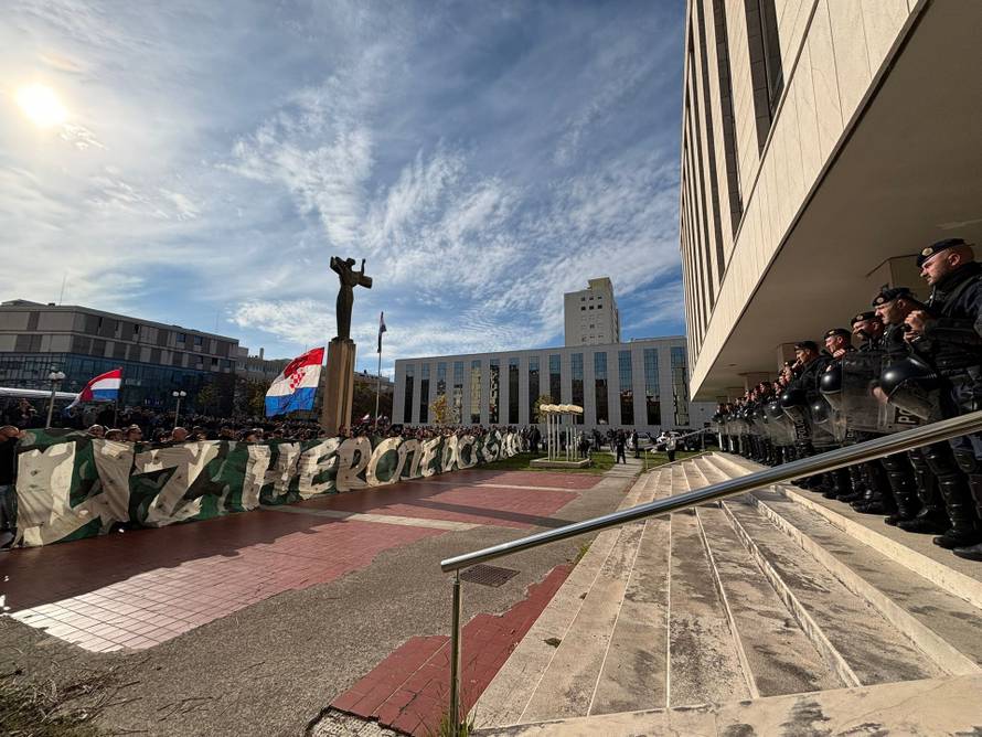 FOTO Gotov prosvjed na Rivi: Torcidaši su došli pred zgradu suda i urlali 'Za dom spremni'