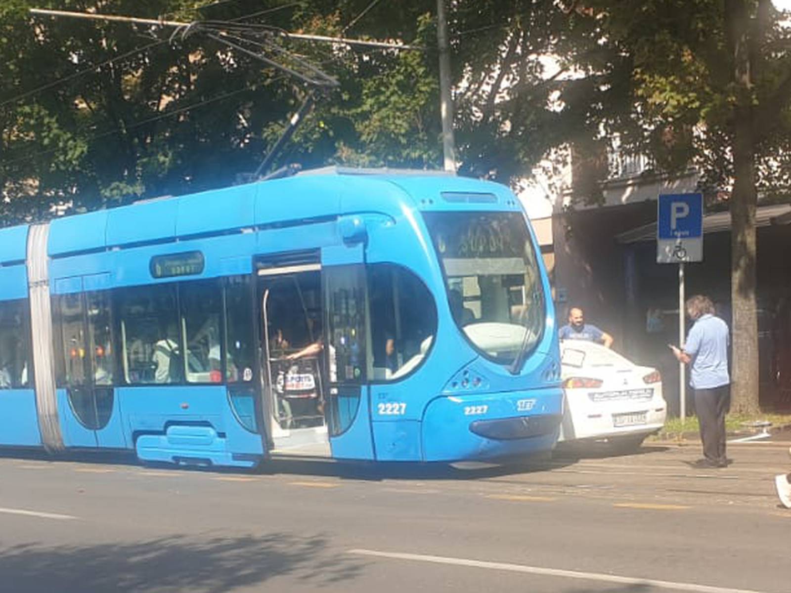 Nesreća u Zagrebu: Sudarili se taxi i tramvaj, dvoje ozlijeđeno