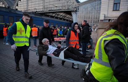 Strava u Kramatorsku: Rusi raketirali željezničku postaju, preko 30 mrtvih i 100 ranjenih