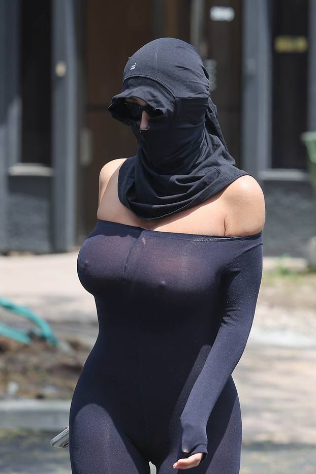 *PREMIUM-EXCLUSIVE* Bianca Censori shows off her fuller lips after visits the spa salon while Kanye West stays in the car in LA **WARNING NUDITY**