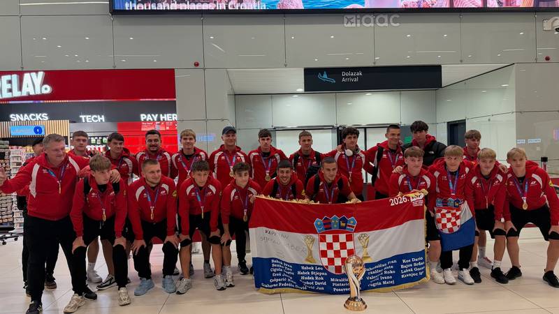 FOTO Mnogi su u Varaždinu željeli proslaviti sa školskim nogometnim prvacima svijeta