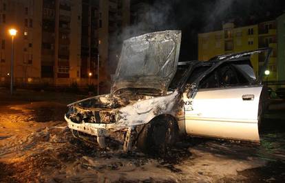 Zadar: Tijekom vožnje mu izbio požar u automobilu