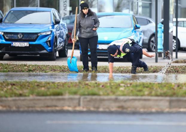 Zagreb: Poplava u Ukrajinskoj ulici zbog puknuća cijevi