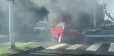 Teška prometna u Dugavama: Auto se zapalio nakon sudara