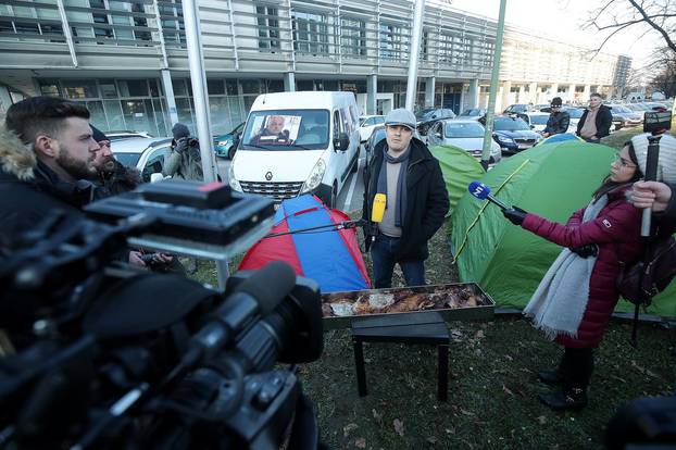 Zagreb: Dario Juričan izveo desant na Zagrebački Holding, podigao šatore i donio janjetinu