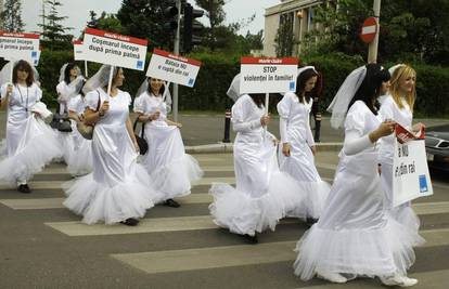 Mlade Rumunjke se protiv nasilja bore vjenčanicama
