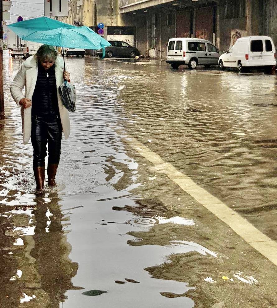 Rijeka u poplavi, ljudi do posla putuju daskom za surfanje