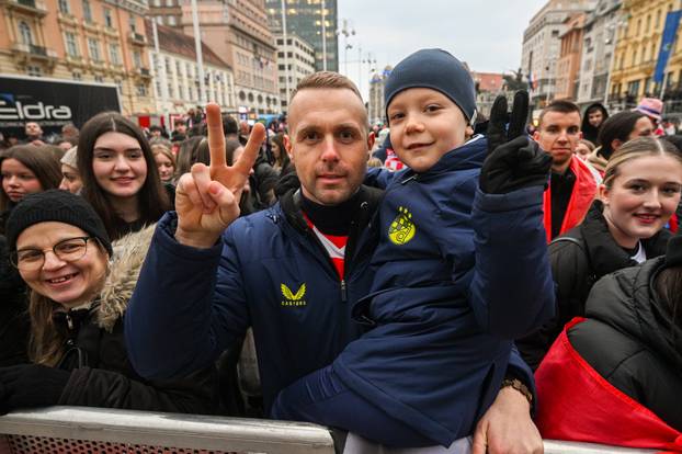 Zagreb: Počelo okupljanje građana za svečani doček rukometnih reprezentativaca nakon osvojene bronce na Europskom prvenstvu