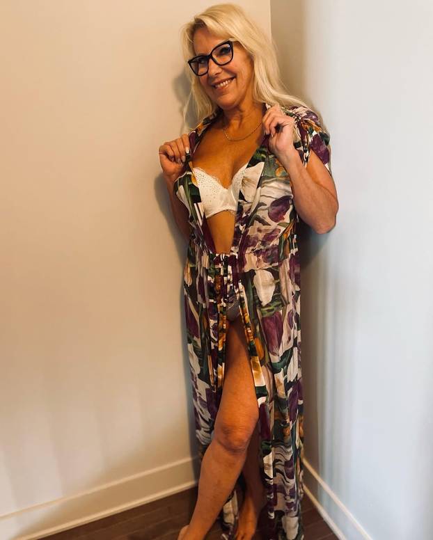 FOTO Policajka (61) dala otkaz i postala hit na internetu: Mnogi bi voljeli da ih 'privede'...