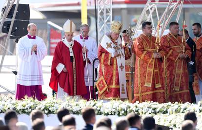 Papa Franjo: Križ se ne bi smio koristiti kao politički simbol