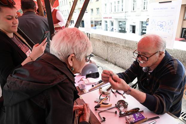 Zagreb: Obrtnici na Dolcu povodom Dana planeta Zemlje građanima popravljali stare stvari