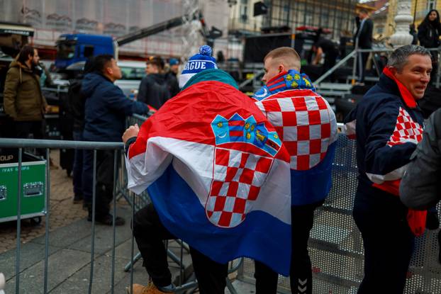 Zagreb: Počelo okupljanje građana za svečani doček rukometnih reprezentativaca nakon osvojene bronce na Europskom prvenstvu