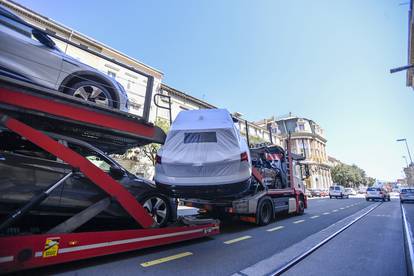 FOTO Velika šteta u Rijeci: S kamiona ispao skupocjeni Audi, oštećena još dva automobila