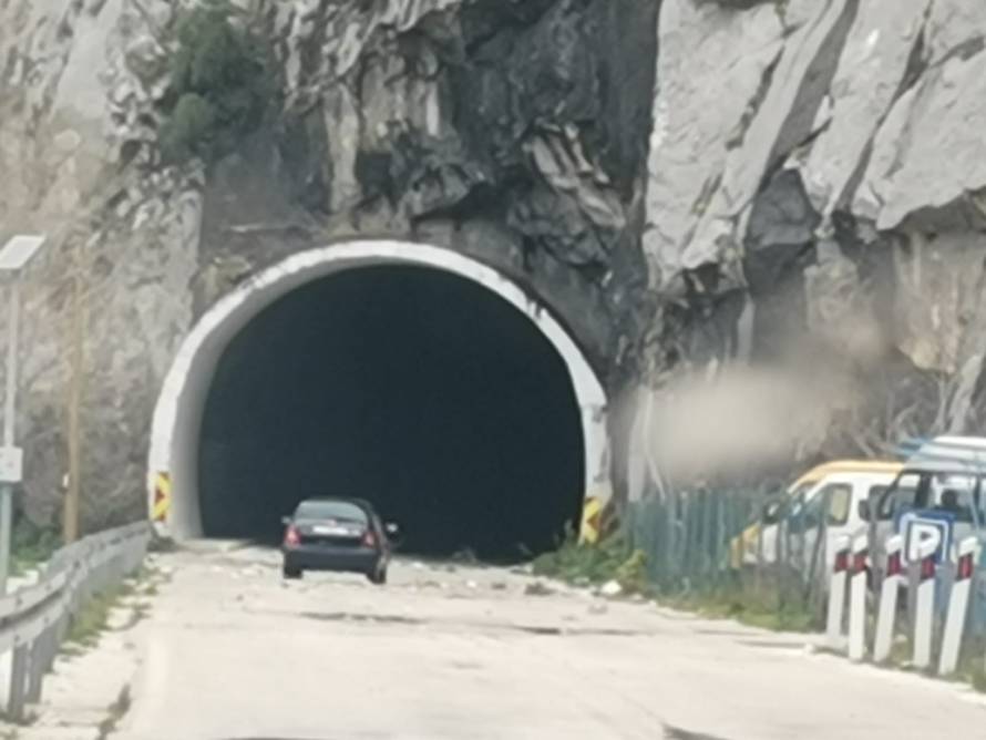 Stijena skoro ubila vozača kod Omiša, zdrobila mu bok auta: 'Bio je pri svijesti, u bolnici je'