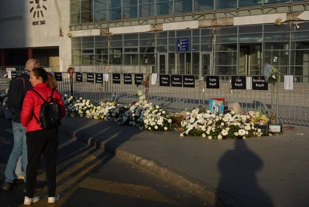 Novi Sad: Veliki broj građana od jutra dolazi odati počast poginulima u padu nadstrešnice