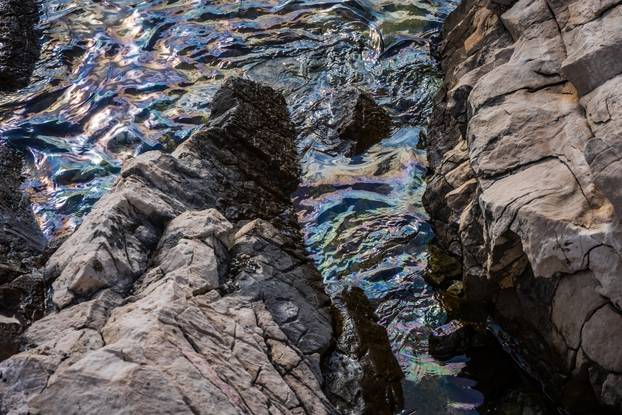 Na Hvaru došlo do onečišćenja mora nakon što je iz obližnje Inine pumpe iscurila velika količina nafte