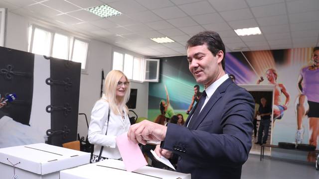 Zoran Đogaš sa suprugom glasovao na prijevremenim izborima u Splitu
