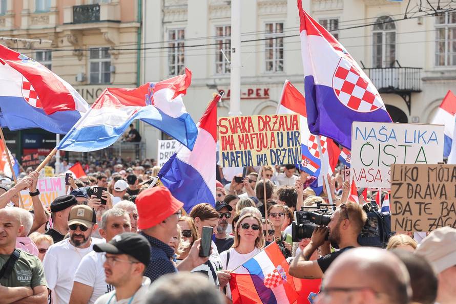 Glavni trg u Zagrebu prepun prosvjednika zbog opasnog otpada u Lici