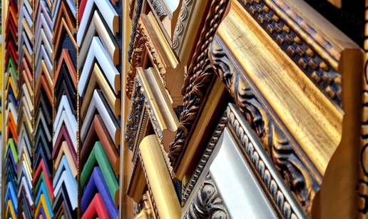 Uokvirili su sve - i gaćice i papin rukav! Tko stoji iza toga?