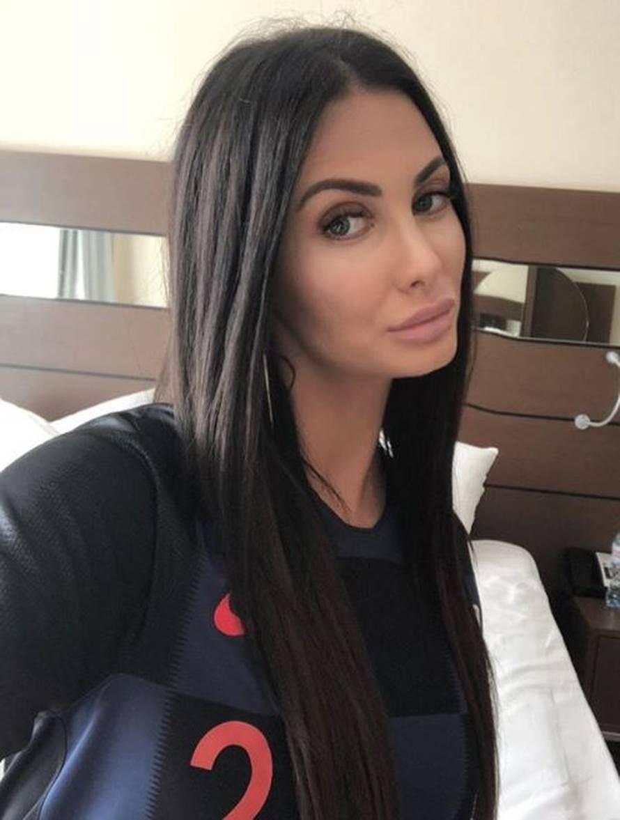 Podrška Vatrenima: Ivana Vida 'okida' seksi selfije po Rusiji