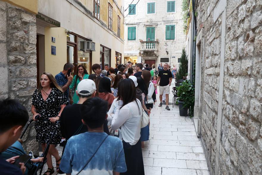 U dugačkom redu svi strpljivo čekaju kako bi došli do omiljene slastice u malenoj sladoledarnici u središtu Splita