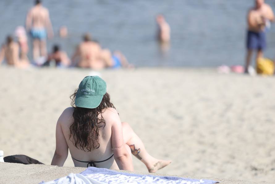 Osijek: Velika temperature je natjerala građane da potraže rashlađenje na Dravi