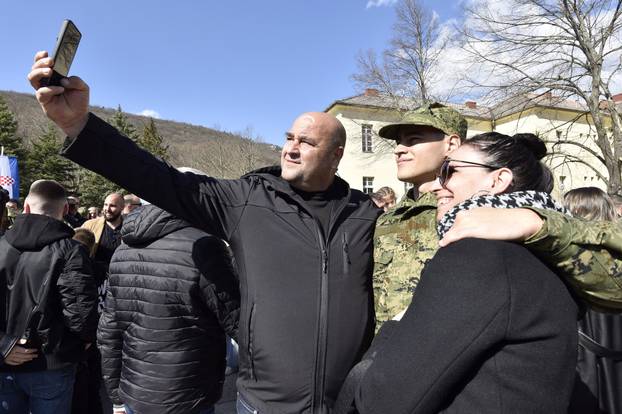 Knin: Sve&ccaron;ana prisega ro&ccaron;nika na temeljnom vojnom osposobljavanju