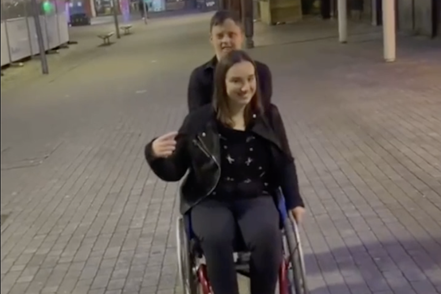 Neobična noćna smjena: Pomagala je osobama s invaliditetom u izlasku