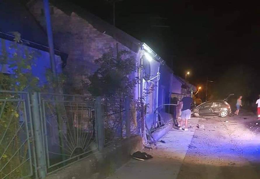 Mladić (18) pijan pokupio dva auta  pa se zabili u kuću: 'Sve se streslo, mislili smo da je potres'