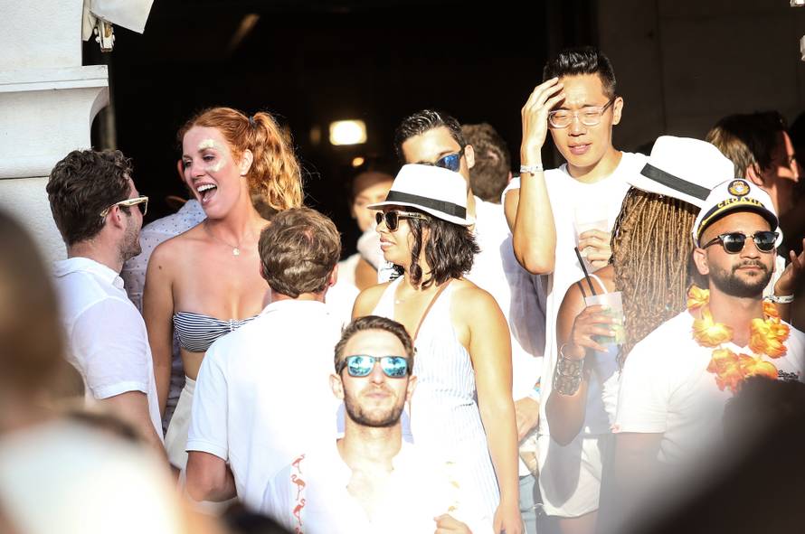 Razuzdana zabava na Hvaru: Gole grudi i potoci šampanjca