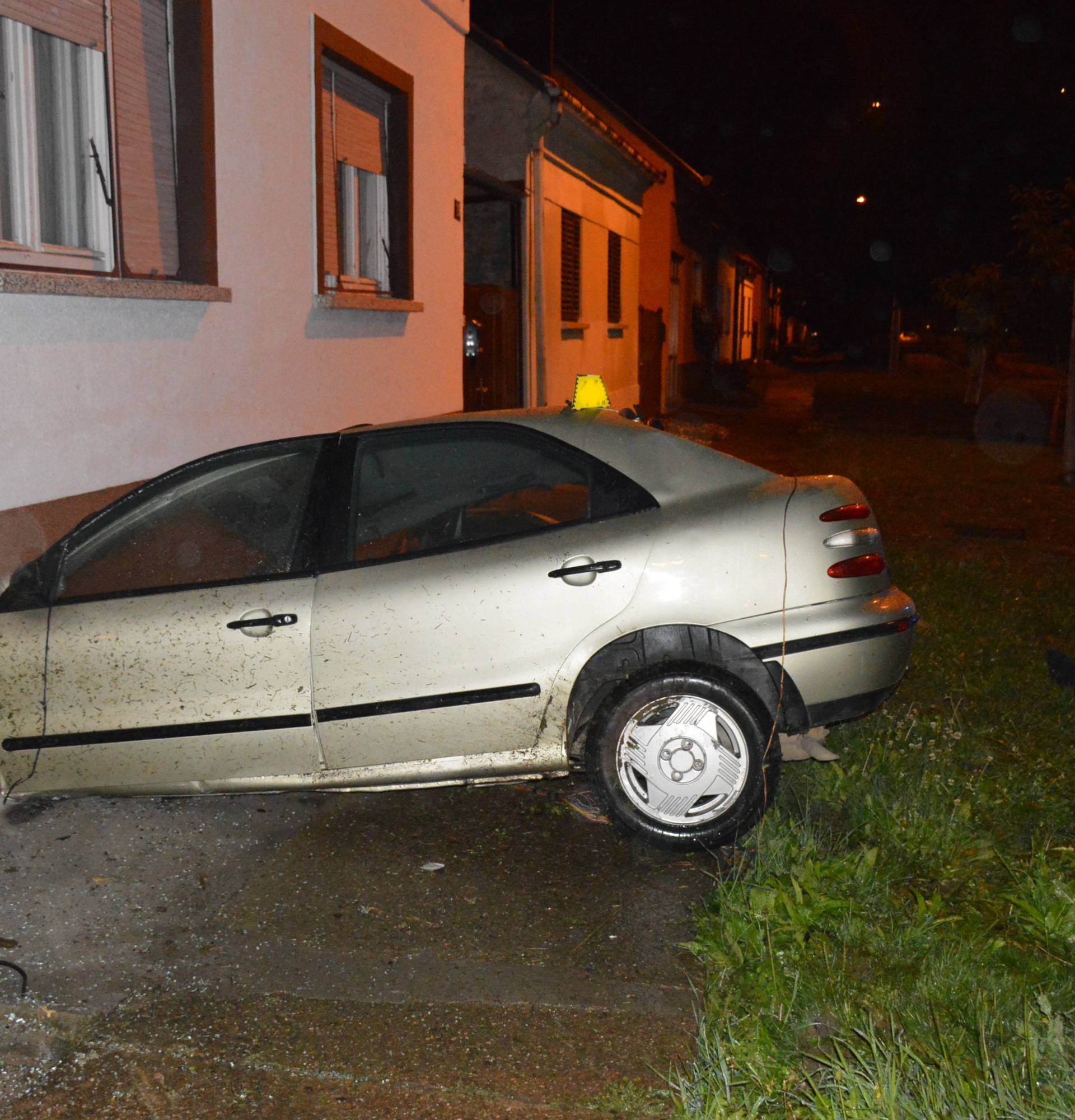 Troje mladića ozlijeđeno: Auto se potpuno raspao pri udarcu