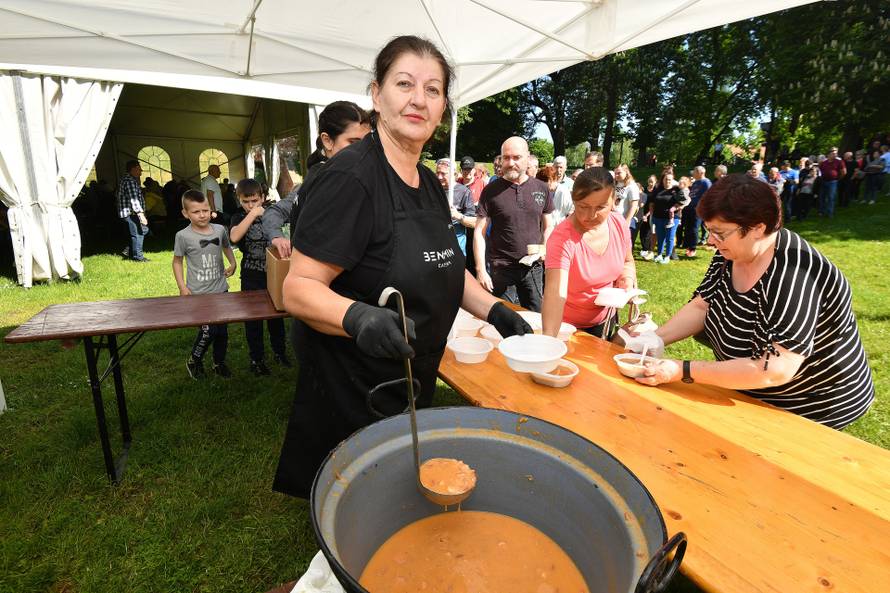 Čakovec: Građani čekali u redu za porciju graha 