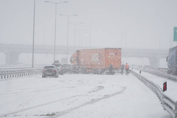Nekoliko sudara na autocesti Zagreb - Beograd uslijed snijega i vjetra 