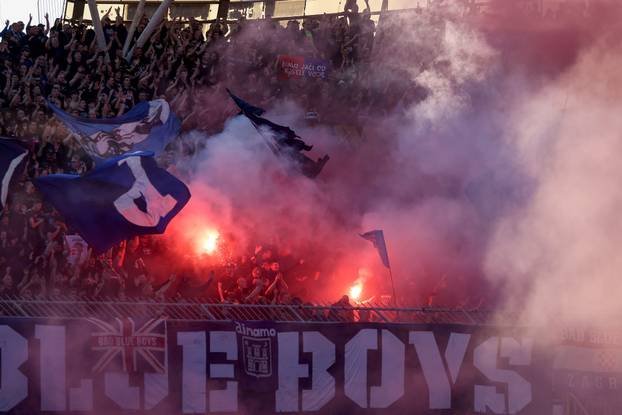 Split: Bakljada na tribinama tijekom utakmice Hajduka i Dinama