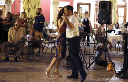 FOTO Šibenčani zaplesali tango na ulicama i oduševili turiste