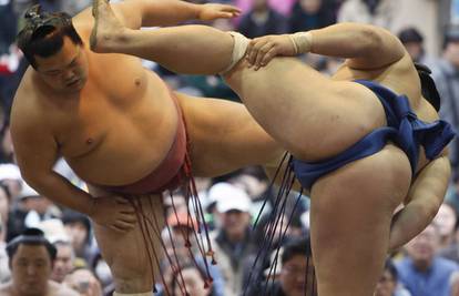 'Gracioznost' sumo boraca oduševila Japance i turiste